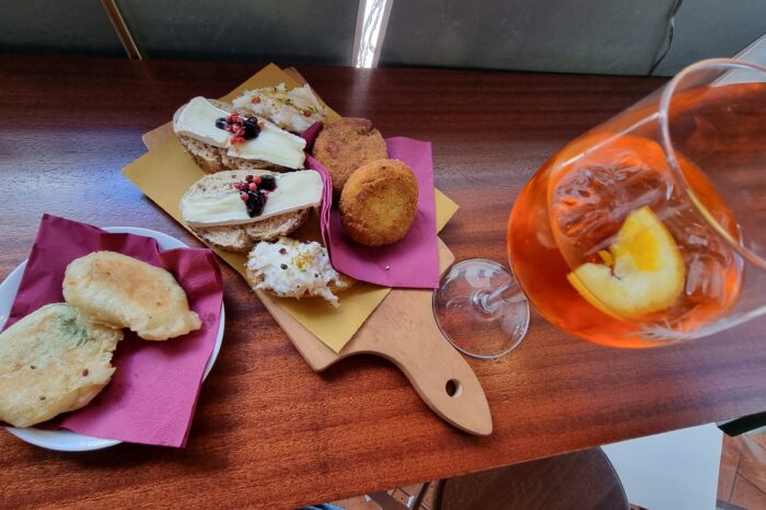 Venetian cicchetti on a cutting board with a glass of wine in Venice